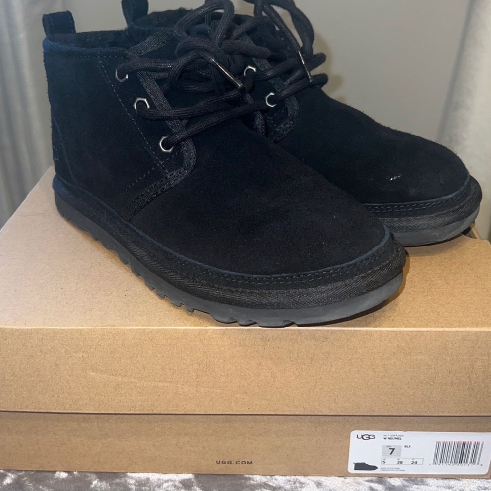 Black boys uggs (Neumel) size 7
